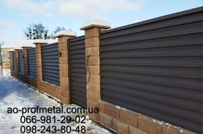 Профнастил для забора - жалюзи-ламели темно-коричневого цвета- фото № 1