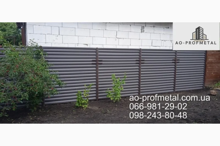 Монтаж металевого забору-жалюзі- фото № 3