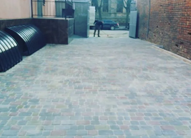 Укладка тротуарной плитки по доступной цене- фото № 1