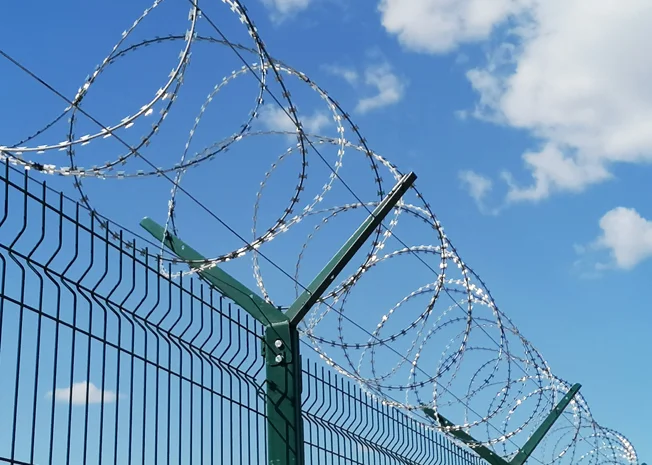 Кронштейны для колючей проволоки от производителя, на любой забор- фото № 1