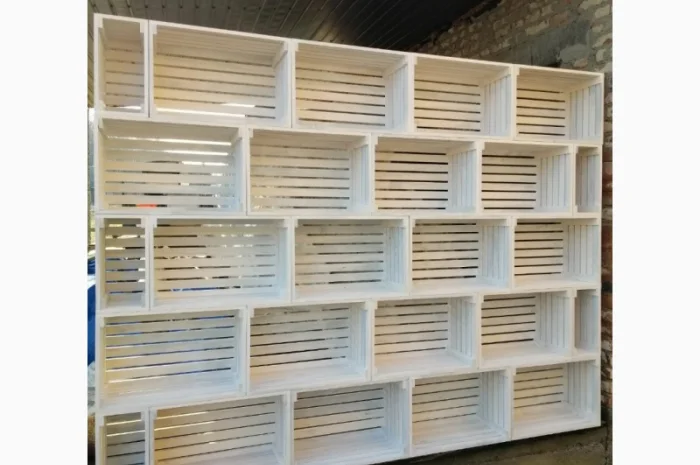 Декоративна стінка з дерев'яних ящиків- фото № 1