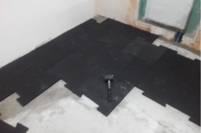 Резиновая плитка для гаражных помещений,  СТО- фото № 1