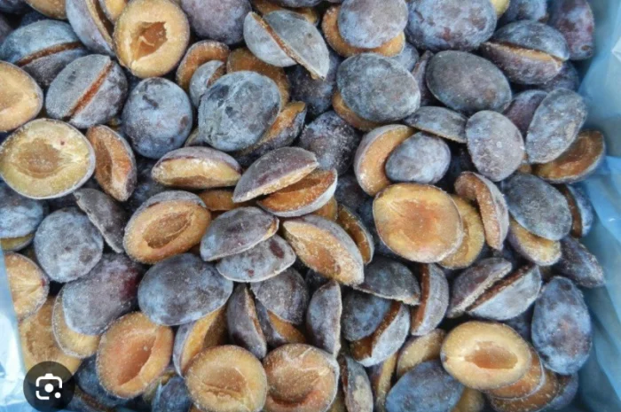 Куплю сливу заморожену половинки/цілу з кісткою- фото № 1