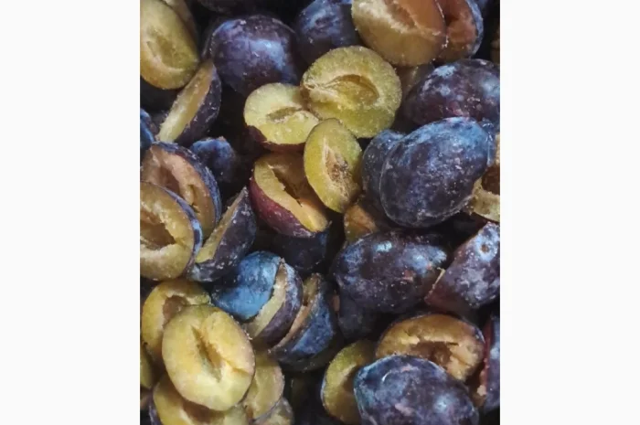 Пропонується заморожена слива половинками без кісточок- фото № 1