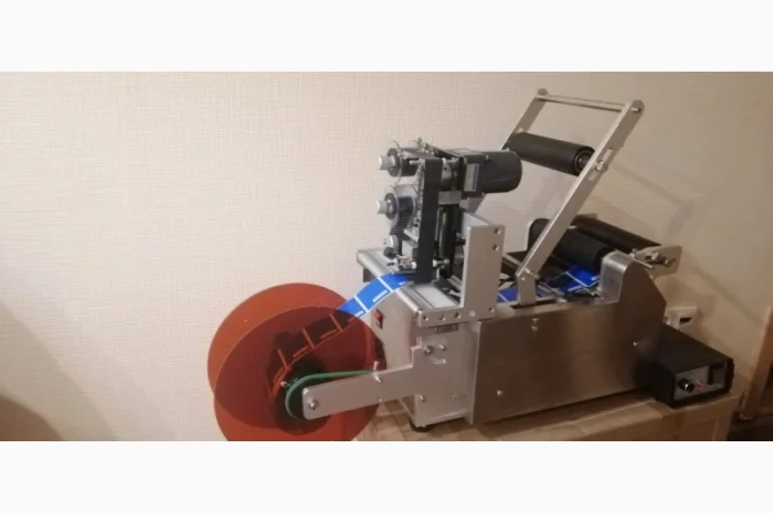 Полуавтоматический этикетировщик круглой тары банки, бутылки. С печатью даты на этикетки- фото № 1