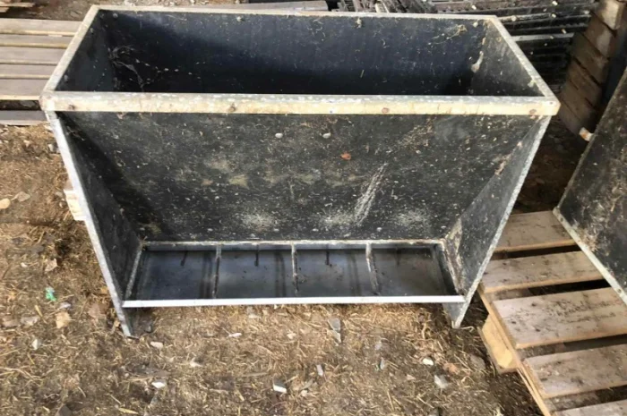 Бункерна годівниця для поросят чотирьох місна- фото № 1