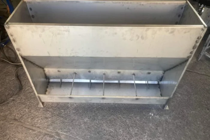 Годівниця для свиней з нержавіючої сталі одностороння на 4 кормомісця (4Х1)- фото № 1