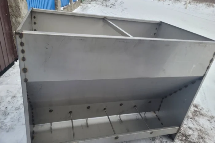 Годівниця для свиней з нержавіючої сталі двостороння по 4 кормомісця (4Х2)- фото № 1