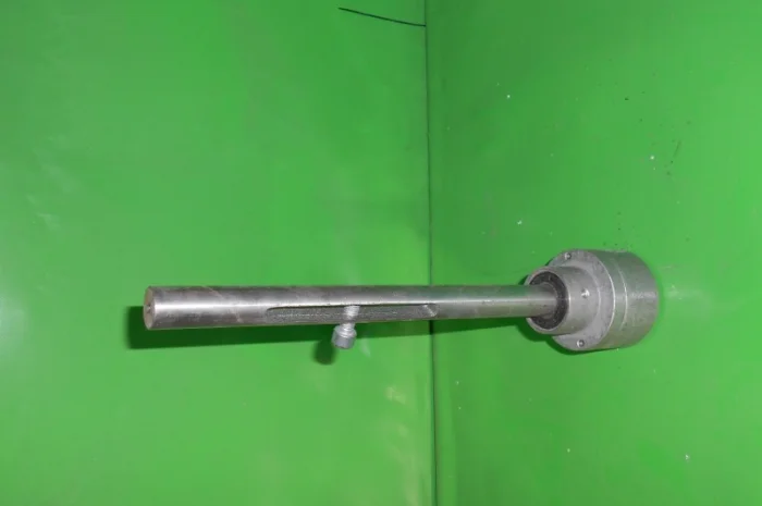 Вал с обоймой для бункера шнековой кормораздачи- фото № 1