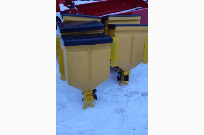 Бачок на міндобриво для картоплесаджалки дворядної пластик метал- фото № 2