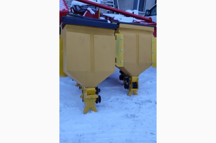 Бачок на міндобриво для картоплесаджалки дворядної пластик метал- фото № 3