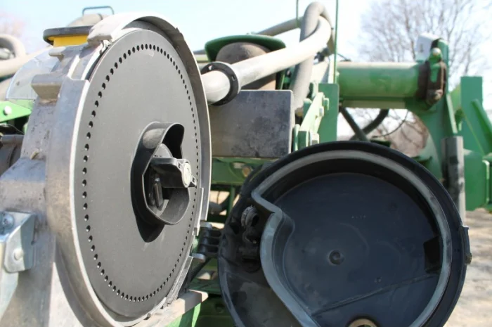 ТОЧНЫЙ высев РАПСА сеялкой JOHN DEERE 7200 1770 1750 1780 Высевающие диски под рапс- фото № 1