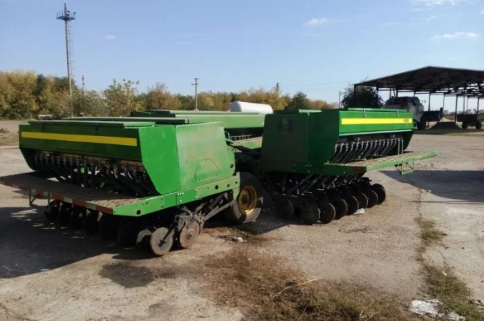 Туковые баки зерновых сеялок John Deere- фото № 7