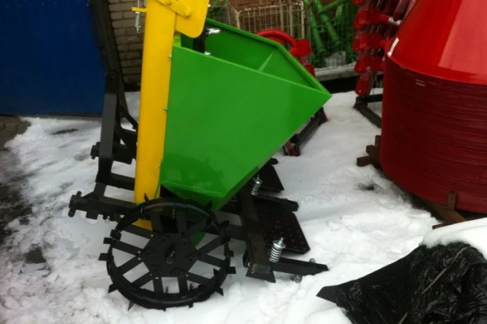 Запчастини до картоплесаджалки Bomet Польща бачок на міндобриво, диски саджалки, їжаки- фото № 1