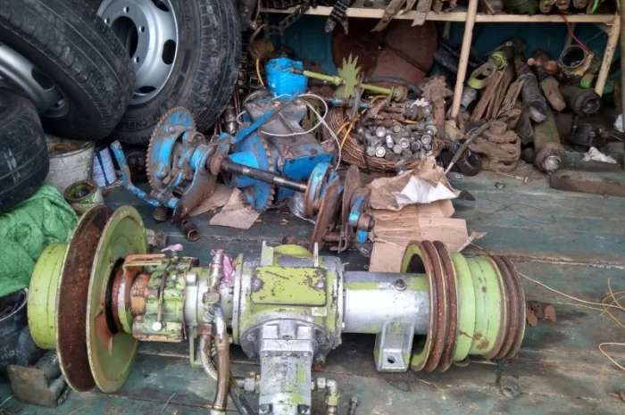 Продам для косилки Е-303 Fortschritt редуктор з гідронасосами та багато запчастин- фото № 1