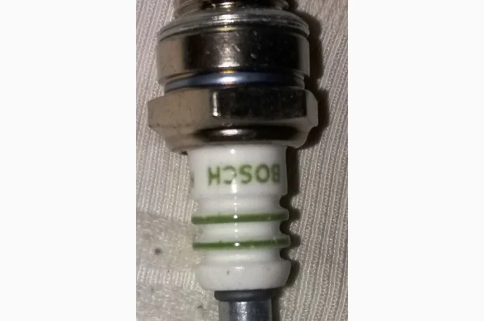 Свеча зажигания Bosch Germany для бензопил- фото № 1