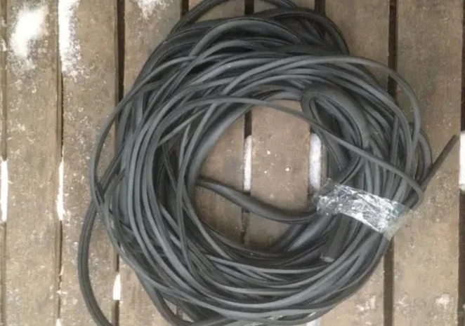 Уплотнитель стекла кабины Т-150, МТЗ, ЮМЗ (уплотнитель + замок)- фото № 1