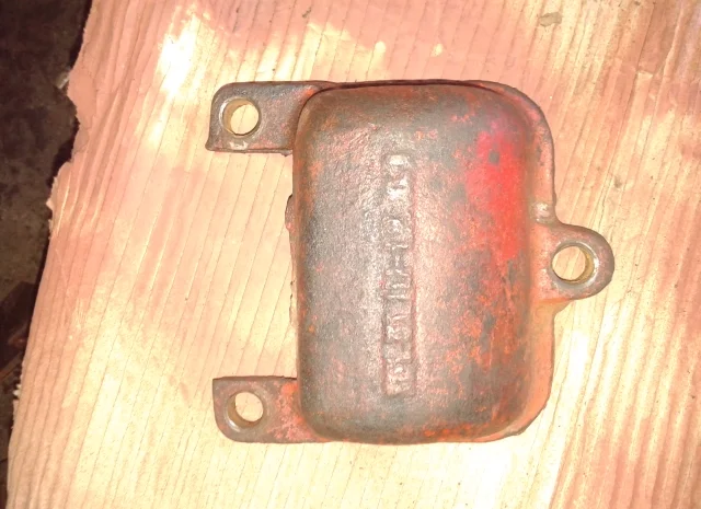 Крышка 151.31.111-1 переднего кронштейна рессоры, тракторов Т-151, Т-156- фото № 1