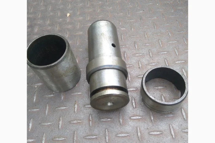 Ось вертикального шарнира Т-150К 151.30.137-1 в сборе- фото № 2