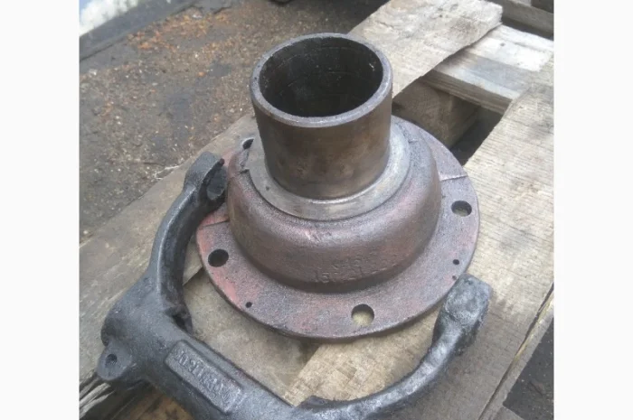 Стакан выжимного подшипника + вилка Т-150- фото № 1