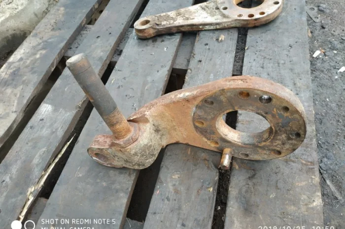 Кулак поворотный ХТЗ-121 (верхний)- фото № 1