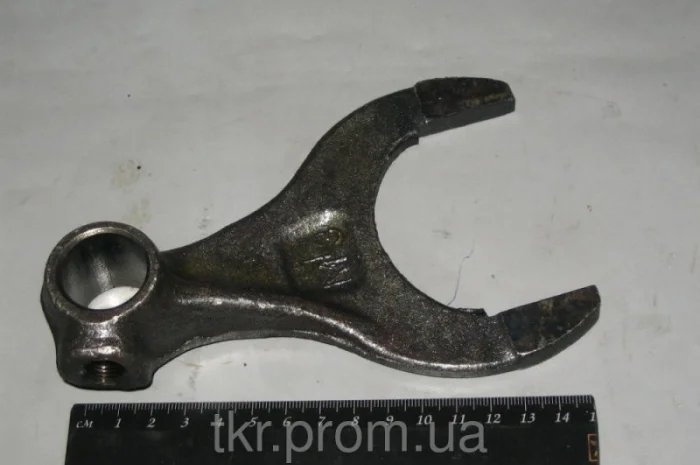 Вилка мтз 1-й передачи и заднего хода- фото № 1