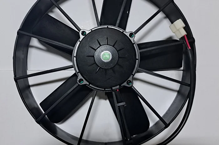 Продаємо вентилятор на автобус - втягуючий (PULL), пряма лопасть, 24V, 180Wt, 12 дюймів- фото № 1