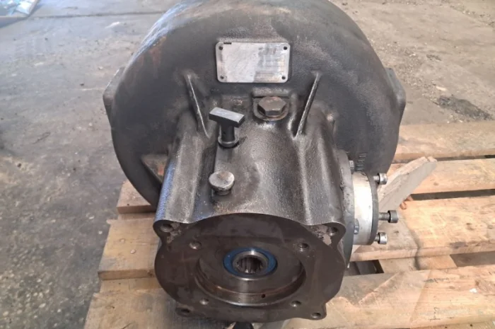 Редуктор кутовий КПП в зборі Manitou 224053- фото № 1