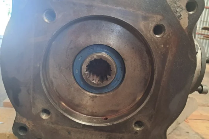 Редуктор кутовий КПП в зборі Manitou 224053- фото № 2