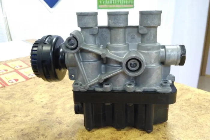 4728800010 Кран уровня пола WABCO на Magnum DXI, DAF, MAN- фото № 1