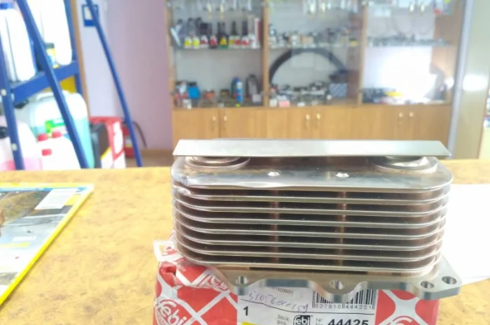 Масляный радиатор Febi 44425, Масляный радиатор 51056010179 Man TGL/TGM- фото № 2