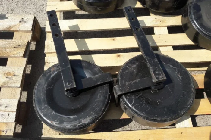 Ліве колесо в зборі з стійкою однорядної картоплекопалки- фото № 1