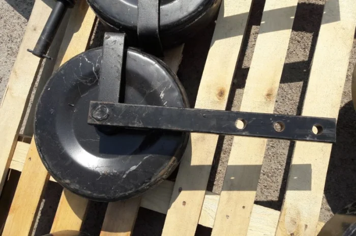 Левое колесо в сборе с стойкой однорядной картофелекопалки- фото № 1