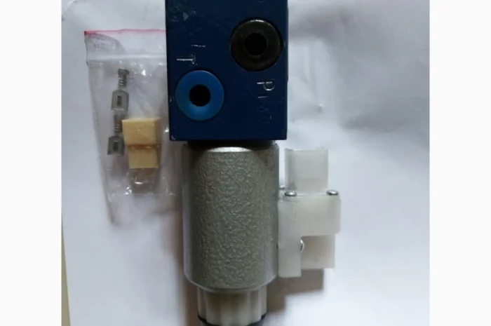 Распределитель с электромагнитным управлением ( электроклапан) автокрана "Дрогобычи "- фото № 1