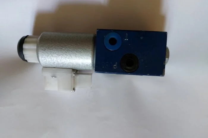 Распределитель с электромагнитным управлением ( электроклапан) автокрана "Дрогобычи "- фото № 2