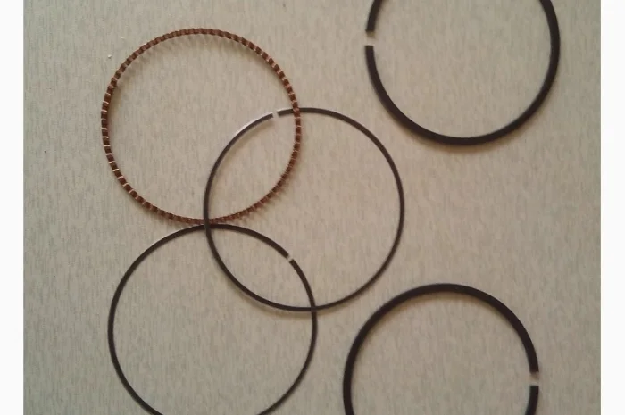 Продам поршень, поршневой комплект в сборе для бензинового двигателя 188f- фото № 2