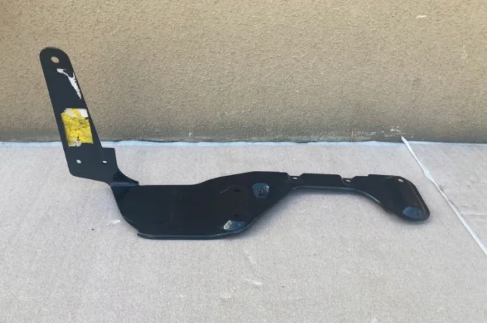 1928315 Кронштейн подножки левый DAF XF 106 Euro 6 2388175- фото № 1