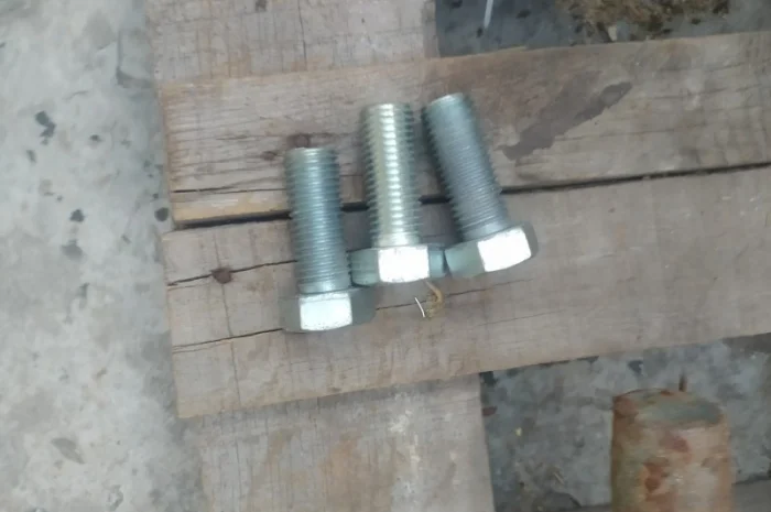 Болт високоміцний з покриттям цинк розмір М24х60 міцність 8.8- фото № 1