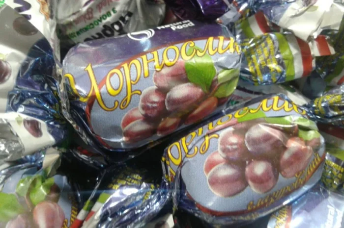 Чернослив в шоколаде. шоколадные конфеты в ассортименте- фото № 2