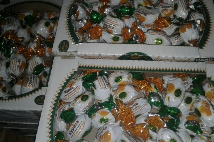 Чернослив в шоколаде. шоколадные конфеты в ассортименте- фото № 9