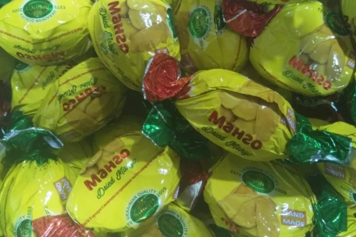 Манго в шоколаде, шоколадные конфеты в ассортименте- фото № 1