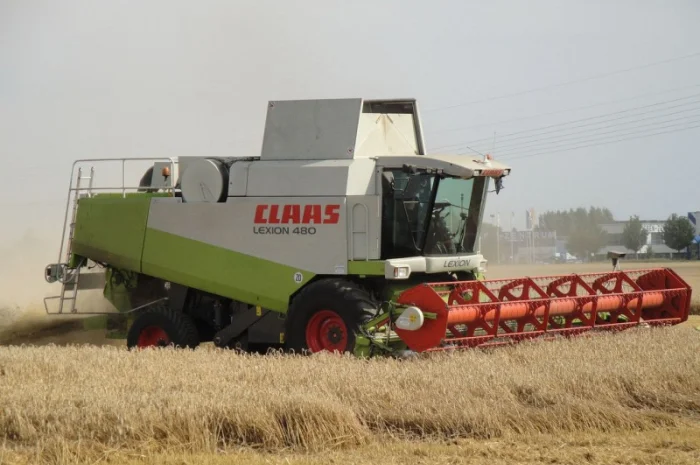 Уборка урожая зерна комбайном в г. Винница- фото № 1