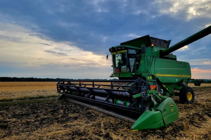 Услуги по уборке урожая комбайном John Deere- фото № 1
