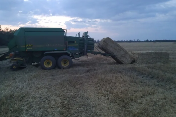 Тюкование подбор соломы- фото № 1