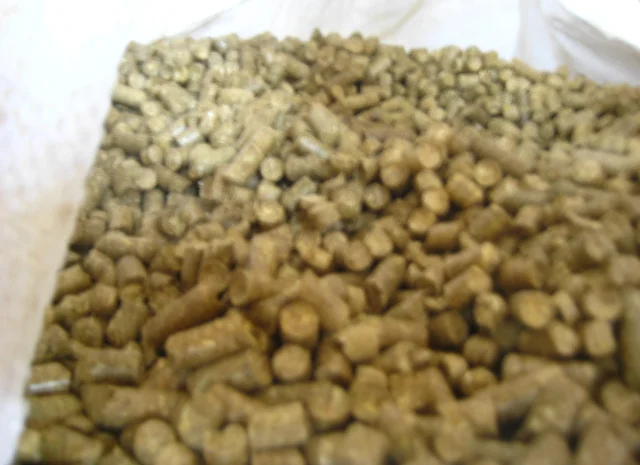 Гранули з соломи для годування та опалення- фото № 2