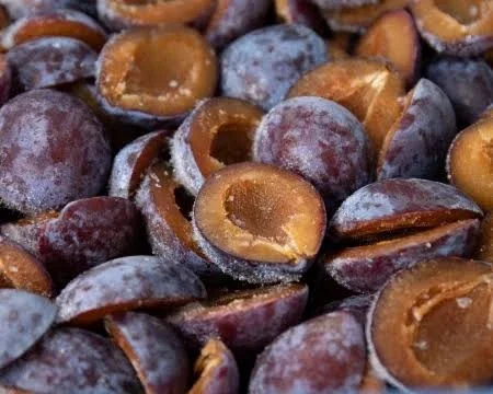 Слива без кісточки, заморожена, ящик 10 кг- фото № 1