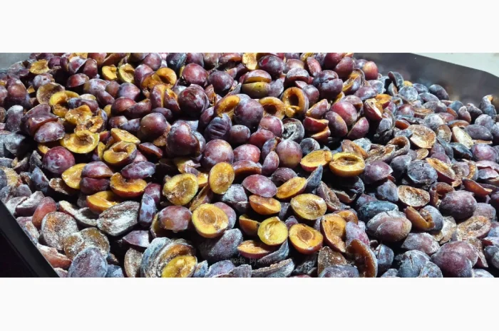 Слива без кісточок заморожена, упаковка 10 кг- фото № 1