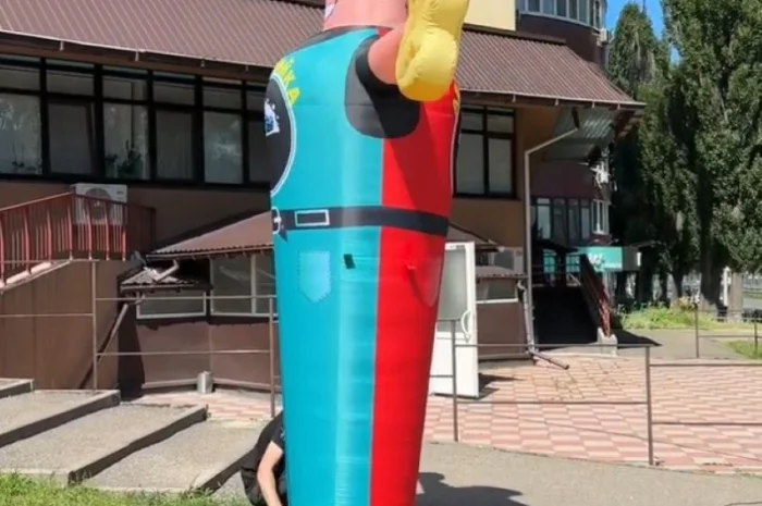 Человек машет на дороге- фото № 10