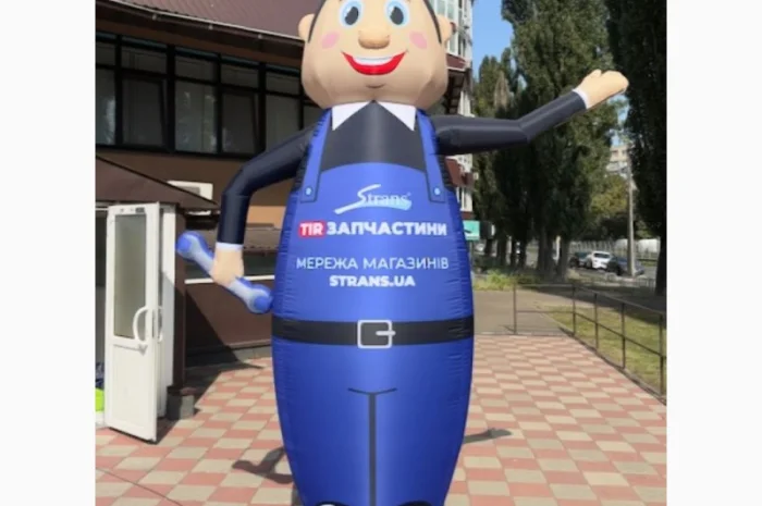 Человек машет на дороге- фото № 9