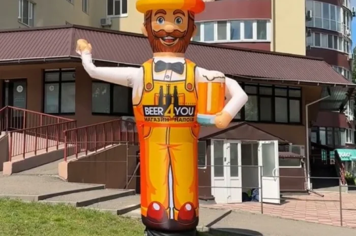 Человек машет на дороге- фото № 6